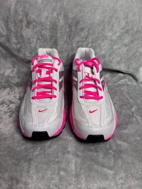 NWOB 👟 Nike White/Pink/Gray Sneakers